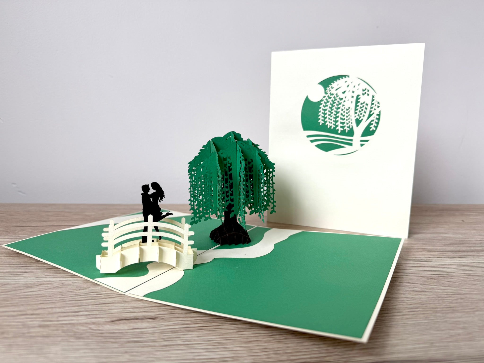 3D Pop Up Card - Couple Kissing
